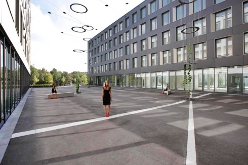 Oberhalb der Münchner Theresienwiese steht seit 2009 das Bürogebäude „Theresienhöhe TH30“.<br />