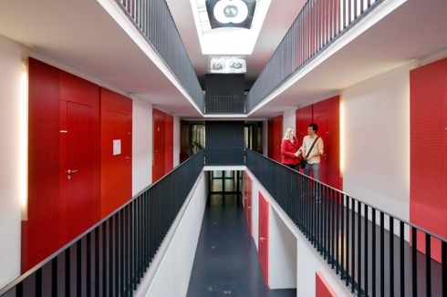 Die dreigeschossigen Hallen sind gleichzeitig Verbindungs- und Kommunikationbereich.<br />