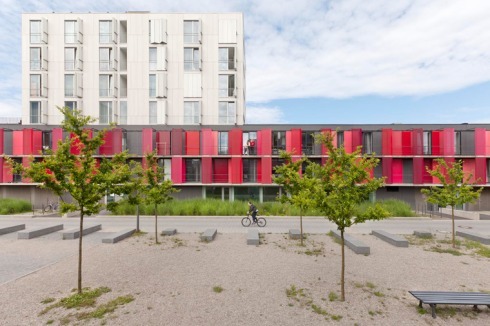 Für das Studentenwerk München realisierten die Architekten 2002 die „Studentenwohnanlage am Felsennelkenanger“ mit fünf Wohntürmen und einem 250 Meter langen und 18 Meter tiefen Riegel.<br />