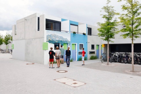 Jeder Student kann in der Struktur aus kleinen, dörflichen Gassen und Gemeinschaftsflächen sein eigenes Haus bewohnen. Die Fassaden dürfen die Bewohner eigenständig gestalten.<br />