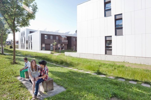 Die Wohnanlage „Hollerstauden“ in Ingolstadt ist eines von zehn öffentlichen Pilotprojekten, bei denen die Anforderungen der EnEV um 60% unterschritten werden.<br />