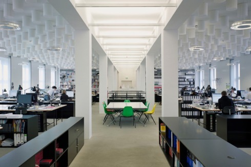 Frage 16: Welche Architekten arbeiten unter dieser ungewöhnlichen Akustikdecke? a) GMP b) KSP c) Schneider+Schumacher<br />