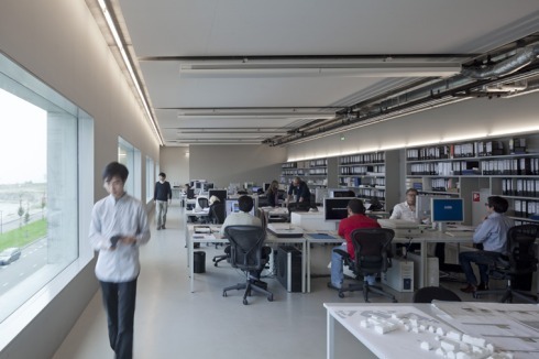 3. Frage: Welches Architekturbüro in Amsterdam hat dieses Gehäuse für sich selbst gebaut? a) Claus en Kaan b) Dick van Gameren c) KCAP<br />