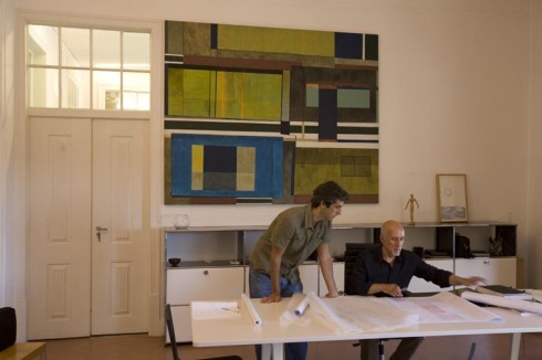 4. Frage: Welchem Architekten in Lissabon wird hier bei der Arbeit über die Schulter geschaut? a) João Luís Carrilho da Graça b) Eduardo Souto de Moura c) Álvaro Siza Vieira<br />