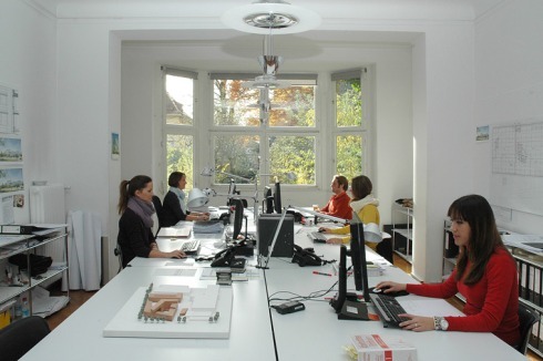 2. Frage: Wer zeichnet in diesem Münchner Erkerzimmer u.a. für BMW? a) Hild und K b) Ackermann und Partner c) Henn Architekten?<br />