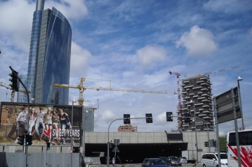 Neben dem neuen Glashochhaus für die Uni Credit von Cesar Pelli & Associates, realisiert das Studio Boeri zwei ungewöhnliche Wohntürme.<br />