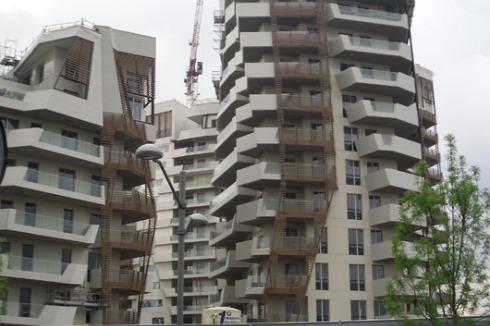 Damit die Wohnungen einen Käufer finden, sollen sie angeblich von Libeskind umgeplant worden sein.<br />