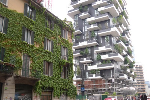 Verglichen mit vorhandenen Fassaden in Mailands Innenstadt, erscheinen die neuen Wohntürme als riesiges Regallager eines Gartenbaucenters.<br />