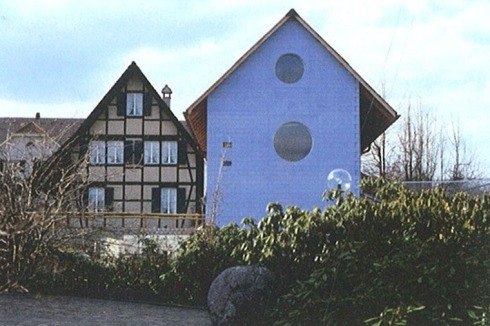 Das "Blue House" von Herzog & de Meuron in Oberwil erinnert an ein Vogelhaus, ...<br />