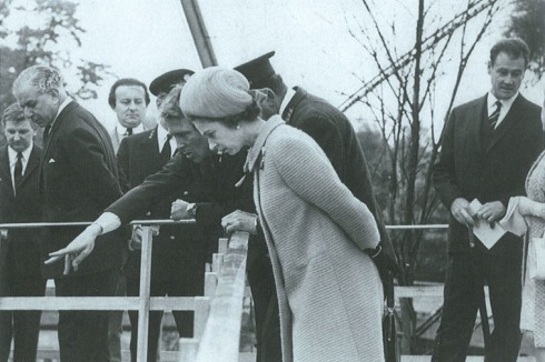 Zur Eröffnung 1965 kam die Queen. Price hielt sich im Hintergrund (3. von links)<br />