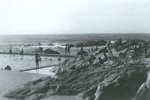 Betriebsgebäude parallel zur Küstenstraße und ein in den Felsen eingelassener Pool.<br />