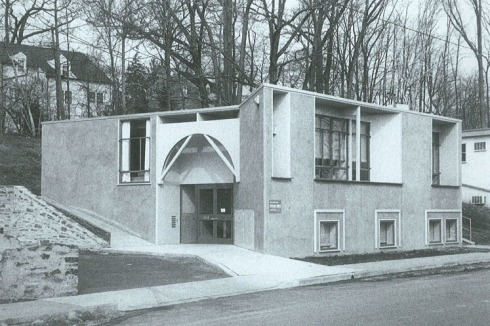... ein einfaches erstes Haus gebaut. Der Eingang weist auf spätere Entwicklungen hin.<br />