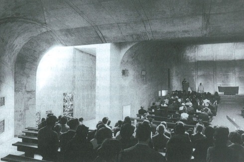 Kirchenbesucher bei der Eröffnung 1966.<br />