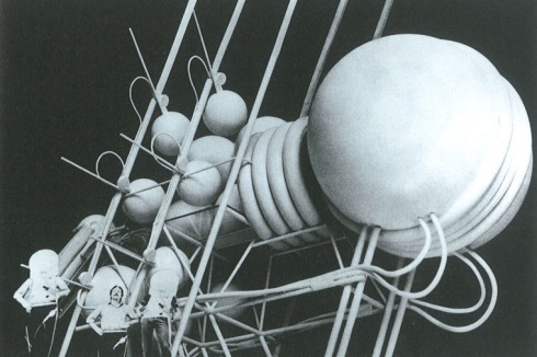 ... mit Coop Himmelb(l)au die pneumatische Wolke. Hier ein Modell als Fotomontage.<br />