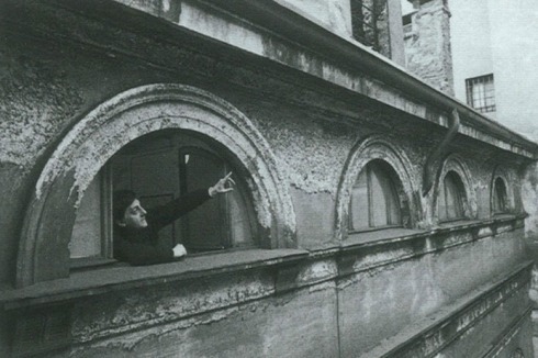 Aldo Rossi, hier in seinem Büro in der Mailänder Via Maddalena, entwarf 1962 das "Centro Direzionale" in Turin:<br />