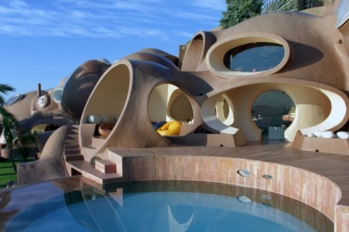 Auch architektonisch versuchte Cardin, sich auszudrücken: 1975 baute er gemeinsam mit Antti Lovag in Théoule-sur-Mer an der Côte d'Azur den „Palais Bulles“, ein Eigenheim mit 25 Zimmern.<br />