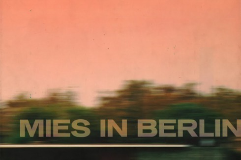 Alle Zeichnungen sind dem Buch "Mies in Berlin" entnommen, das 2001 im Prestel Verlag erschienen ist.<br /><a href="http://deu.archinform.net/quellen/10241.htm" >LINK</a><br />