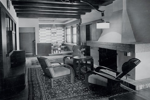 Für die Einrichtung des Wohnzimmers der „Villa Rauch“ (1930/31) in Innsbruck kombiniert Wilhelm Stigler die Anmutung der Stube mit einem großbürgerlich-städtischem Kaminzimmer.<br />