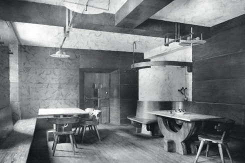 1930 präsentierte Wilhelm Nicolaus Prachensky auf der Ausstellung „Tiroler Kunsthandwerk“ seine rustikale Gestaltung für den Gasthof „Weißes Rössl“ in Gries am Brenner.<br />