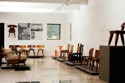 Eine Kombination aus Möbeln, Interieur, Bild- und Zeichenmaterial der "Tiroler Stubenmöbel der 20er und 30er Jahre" zeigt das Archiv für Baukunst der Uni Innsbruck.<br /><a href="http://archiv-baukunst.uibk.ac.at/" >archiv-baukunst.uibk.ac.at</a><br />