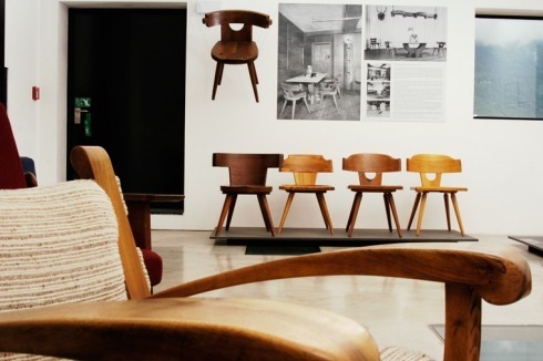 In den 1920er und 30er Jahren etablierte sich in Innsbruck eine Architektengruppe, die sich einerseits der internationalen Moderne verpflichtet fühlte und gleichzeitig an die heimatliche Bautradition anknüpfte.<br />