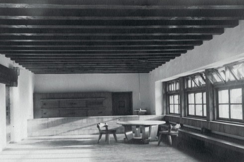 Grobkörniger Putz und Fensterbänder aus Sprossenfenster: 1929 verbindet Franz Baumann Tradition mit Moderne und überträgt den Stubentypus auf die Wartehalle der Innsbrucker Nordkettenbahn.<br />