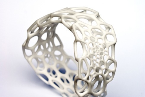 Ebenfalls aus Nylon ist das Armband "Cell Cycle von Jessica Rosenkrantz und Jesse Louis-Rosenberg (Shapeways).<br />