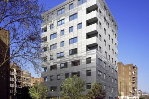 ... und 9 Geschosse (Wohnungsbau von Waugh Thistleton Architects am Murray Grove, England).<br />