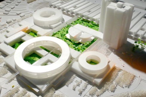 Wie erweitert man ein Gesamtkunstwerk um ein Viertel seiner Fläche? Henning Larsen gewann 2010 den Wettbewerb mit einer horizontalen Hofstruktur und runden kreisförmigen Bettenhäusern.<br />