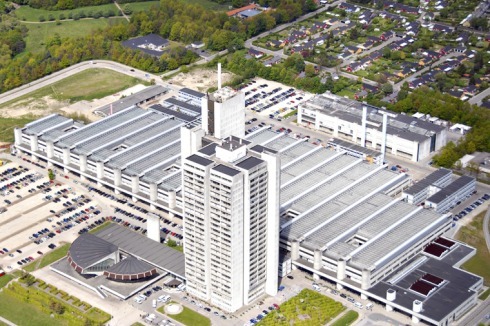 Eines der Krankenhäuser, in das investiert wird, ist das kommunale Krankenhaus Herlev bei Kopenhagen (Architekten: Gehrdt Bornebusch, Max Brüel, Jørgen Selchau).<br />