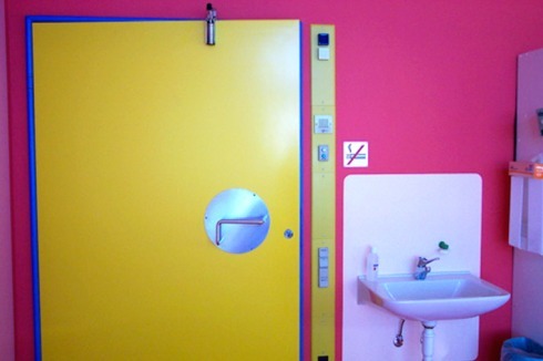 Die Farbe Grau war dem Künstler verhasst, es war die "Verwaltungsfarbe". Er setzte auf den belebenden Einfluss kräftiger Farben.<br />