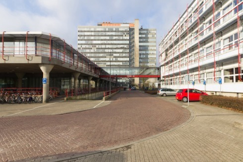 Im Zuge der Neuentwicklung des TU/e-Campus in Eindhoven sollen in das 1965 von Samuel van Embden gebaute „Potentiaal-Hochhaus“ neue Funktionen und Wohnnutzungen integriert werden.<br /><a href="http://cms.baunetz.de/sixcms/media.php/829/02_BW_Europan_11_Eindhoven.pdf" >PDF Download</a><br />