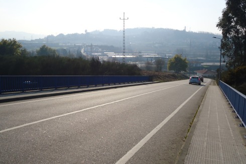 Der „Point of access“ in die diesjährige Kulturhauptstadt Guimarães wird von einem Autobahnkreisel umfahren. Das von der Innenstadt abgeschnittene Gebiet soll neu geordnet werden.<br /><a href="http://cms.baunetz.de/sixcms/media.php/829/03_BW_Europan_11_Guimaraes.pdf" >PDF Download</a><br />