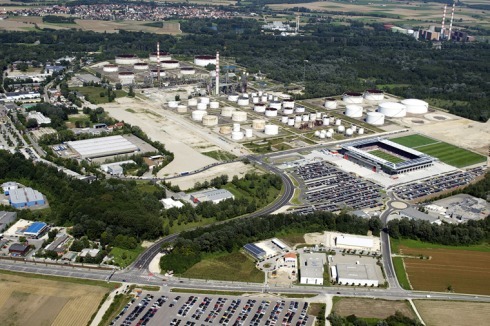 Eine ehemalige Raffinerie, im Osten von Ingolstadt zwischen der Donau, dem Naturschutzgebiet Kalberschutt und dem Auwaldsee gelegen, wird städtebaulich neu erschlossen und umgebaut.<br /><a href="http://cms.baunetz.de/sixcms/media.php/829/09_BW_Europan_11_Ingolstadt.pdf" >PDF Download</a><br />