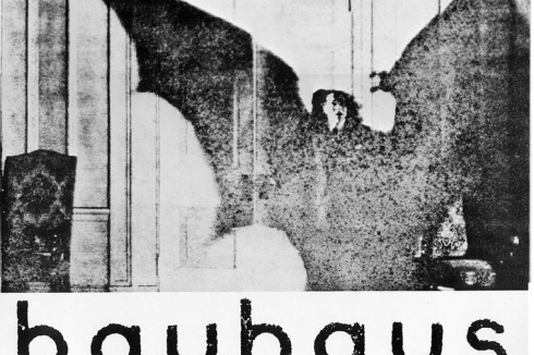 Für den Titel der ersten Single, "Bela Lugosi`s Dead" stand der gleichnamige Schauspieler und Dracula-Darsteller Pate.<br /><a href="http://www.youtube.com/watch?v=OKRJfIPiJGY" >www.youtube.com</a><br />