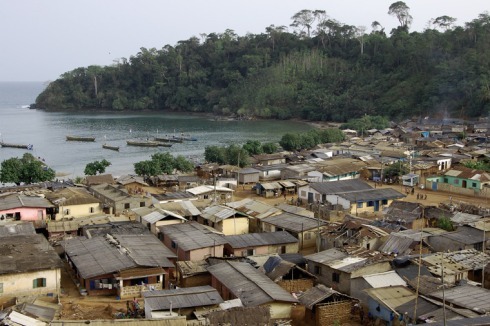 Der erste „Solarkiosk“ wurde im Juni 2012 südlich von Addis Abeba in einem Dorf am Lake Langano aufgebaut.<br />