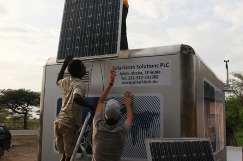 Durch die Solarpaneele wird der Kiosk zur neuen „Energiebasis" ...<br />