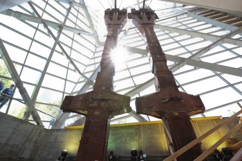 Der Eingang zum Museum wurde von Snøhetta entworfen. Neben einem Café und einem Auditorium enthält der gläserne Pavillon das erste Artefakt: ein verrosteten Stahlträger ("Dreizacke") der ehemaligen Umfassungsmauer.<br />