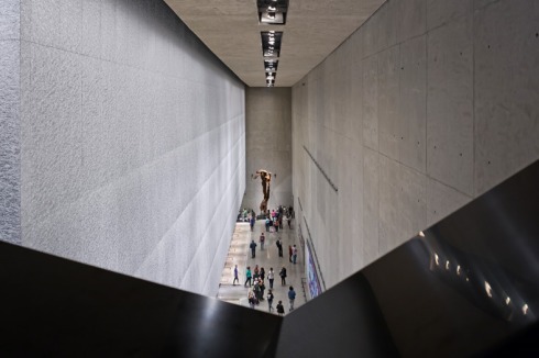 Blick aus dem oberen Foyer auf das Fundament ("Abdruck") des einstigen Südturms, ...<br />