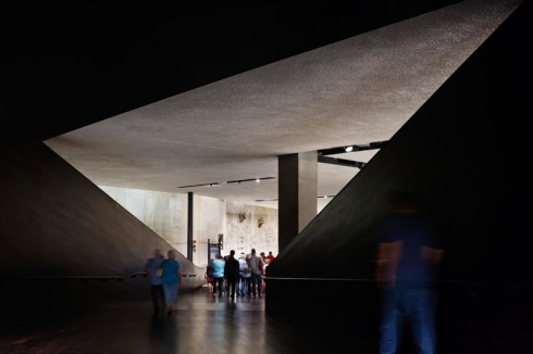 In der Mitte wechselt die Rampe im "Concours Level" die Richtung zum eigentlichen Ausstellungsraum im "Bedrock Level".<br />