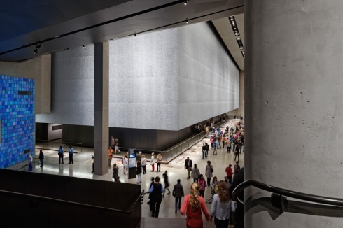 Blick von der Rampe in die "Memorial Hall" des "Bedrock Level"<br />