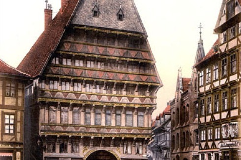 Das Knochenhaueramtshaus in Hildesheim, ursprünglich 1529 errichtet, ...<br />