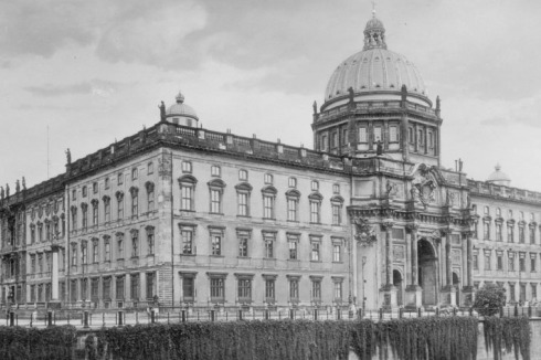 Das Berliner Stadtschloss, hier um 1900, wurde durch Bombenangriffe während des Krieges stark beschädigt. Ab 1973 entstand auf dem Areal der Palast der Republik.<br />
