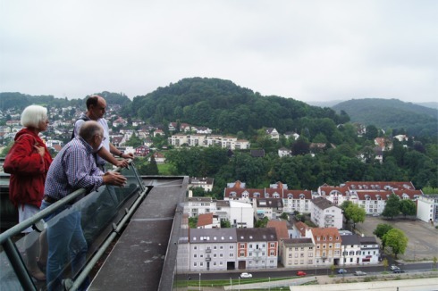 Gudrun Heute-Bluhm war von 1995 bis 2014 Oberbürgermeisterin von Lörrach. Walther Schwenzer (vorn im Bild) ist seit 2000 verantwortlich für den Fachbereich Stadtplanung und Baurecht der Stadt.<br />
