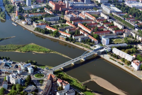 Die Oder trennt die beiden Städte Frankfurt und Slubice: Blick von polnischer Seite über die Oder aufs Zentrum von Frankfurt, an der Brücke noch die Abfertigungsanlagen, die inzwischen abgerissenen worden sind.<br />