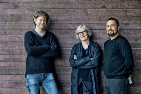 Architekten: Sami Rintala (rechts) und Dagur Eggertson (links) aus Norwegen, im Bild mit Marina Hämmerle, der Leiterin des Vorarlberger Architektur Instituts. Partnerarchitekten: Baumschlager Hutter Partners<br />