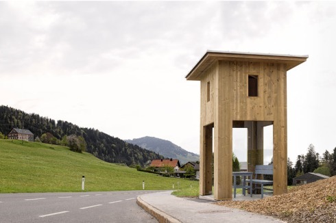 Ein zweigeschossiger Turm aus Holz, unten verglast und oben offen: Da weht der Wind, da fliegen die Vögel durch.<br />
