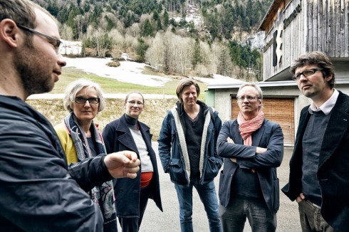 Architekten: Inge Vinck (3. v.li.), Jan de Vylder (2. v.re) und Jo Taillieu (re.) von dwt (Belgien). Partnerarchitekten: Thomas Mennel / memux<br />