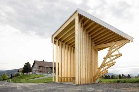 Eine "Camera Obscura", die sich zur Straße öffnet und mit einem Fenster an der Rückwand die Blickachse zu den Bergen rahmt.<br />