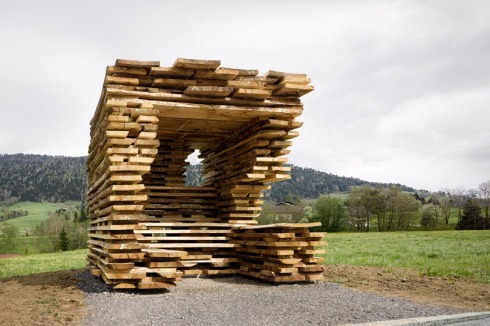 Rohe Eichenbretter, wie man sie auch in den Trockenlagern der Holzwerkstätten im Bregenzerwald sehen kann.<br />